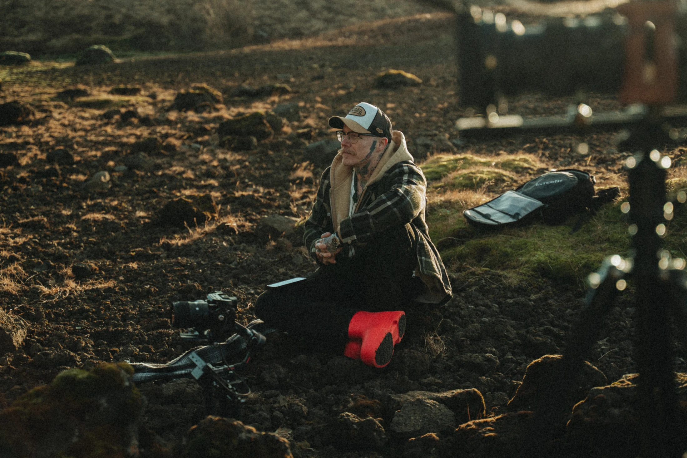 Björn Rallare with his camera equipment on location beside the water.